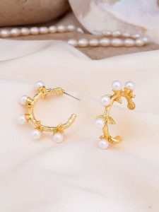 Pierres delicates Pozłacane kolczyki-półkreole z perłami syntetycznymi rozmiar: onesize. Żółte kolczyki Pierres delicates, z perłą, pozłacane. Za 78,28 zł.