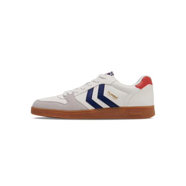 Buty halowe Hummel Perfekt SP. Białe buty sportowe Hummel, bez wzorów, bez zapięcia, do piłki ręcznej. Za 236,50 zł.