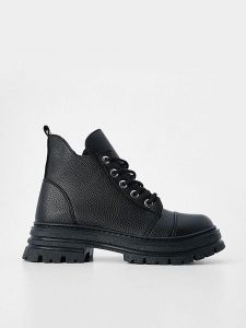 Trendyol Botki w kolorze czarnym rozmiar: 39. Czarne botki Trendyol, bez wzorów, bez obcasa, bez zapięcia. Za 304,99 zł.