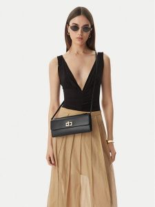 Furla Torebka Clara WE00841 AX0733 CN O6000 Czarny. Czarne torebki klasyczne Furla, bez wzorów, ze skóry, bez dodatków. Za 689,99 zł.
