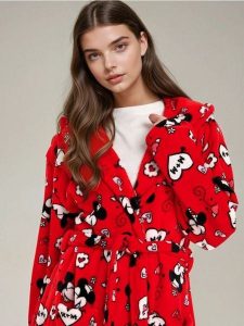 Szlafrok i ręcznik Myszka Miki - czerwony. Czerwone szlafroki Sinsay, bez wzorów, bez kaptura. Za 89,99 zł.
