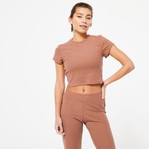 Koszulka z krótkim rękawem damska Gym & Pilates prążkowana. Brązowe bluzki DOMYOS, xl, bez wzorów, z dzianiny, sportowe, bez kołnierzyka, bez ramiączek. Za 49,99 zł.