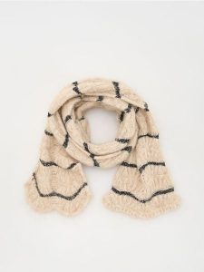 Miękki szalik z cekinami - kremowy. Białe szaliki Reserved, bez wzorów. W wyprzedaży za 25,99 zł.