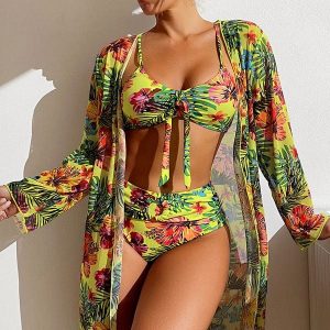 Bikini z narzutką na plażę z kwiecistym wzorem Olesya. Zielone bikini Intica, bez wzorów, z materiału. Za 169,00 zł.