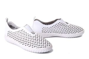 RIEKER N0965-80 white, półbuty damskie. Białe półbuty Rieker, na lato, bez wzorów, z gumy, bez obcasa, bez zapięcia. Za 271,92 zł.