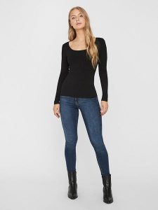 Vero Moda Koszulka w kolorze czarnym rozmiar: M. Czarne bluzki Vero Moda, m, bez wzorów, z bawełny, bez kołnierzyka, bez ramiączek. Za 52,67 zł.