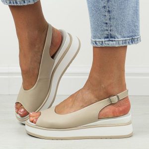 Beżowe skórzane sandały damskie na koturnie Filippo Ds6153/26. Brązowe sandały Filippo, bez wzorów, ze skóry, bez obcasa, na koturnie, bez zapięcia. Za 219,00 zł.