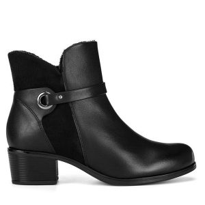 Botki Go Soft. Czarne botki Go Soft, bez wzorów, bez obcasa, na płaskiej podeszwie, bez zapięcia. Za 249,99 zł.