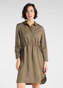 LEE 70s DRESS DAMSKA SUKIENKA KOSZULOWA OLIVE GREEN L50PJYNX 112111377. Zielone sukienki Lee, l, bez wzorów, bez kołnierzyka, bez ramiączek, koszulowe. Za 179,99 zł.