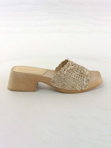 Bellucci Klapki w kolorze złotym rozmiar: 39. Żółte klapki Bellucci, bez wzorów, z otwartym noskiem, bez obcasa. Za 142,95 zł.