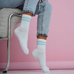 Białe skarpetki damskie dwa paski 1234 bl. Białe skarpetki Milena, bez wzorów, z bawełny. Za 16,90 zł.