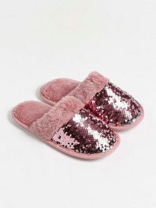 Admas Kapcie w kolorze różowym rozmiar: 40-41. Różowe kapcie Admas, bez wzorów, z materiału. Za 69,99 zł.