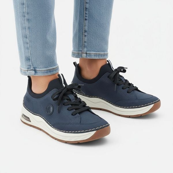 Półbuty damskie Rieker, cholewka ze skóry ekologicznej gładkiej klasyczne wsuwane lekka sportowa forma amortyzowana podeszwa, niebieskie, 44562-14. Niebieskie półbuty Rieker, bez wzorów, ze skóry ekologicznej, bez obcasa, na płaskiej podeszwie, bez zapięcia. Za 369,00 zł.