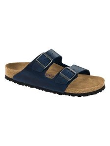 Birkenstock Skórzane klapki "Arizona" w kolorze granatowym rozmiar: 41. Niebieskie klapki Birkenstock, bez wzorów, z otwartym noskiem, bez obcasa. Za 461,21 zł.