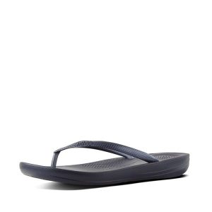 Klapki damskie FitFlop Iqushion Ergonomic TPU. Czarne klapki Flip Flop, bez wzorów, z materiału, bez obcasa. Za 227,00 zł.