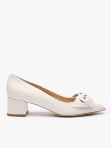 Kremowe czółenka ślubne z kokardą. Brązowe czółenka Ryłko, bez wzorów, z gumy, bez obcasa, na obcasie, bez zapięcia. Za 379,99 zł.