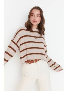 Trendyol Sweter w kolorze jasnoróżowo-brązowym rozmiar: L. Różowe swetry oversize Trendyol, l, bez wzorów, ze splotem, bez ramiączek. Za 92,21 zł.
