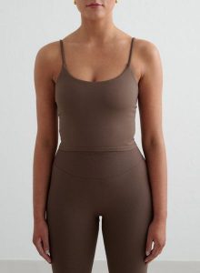 Damski top treningowy bezszwowy, modelujący, cienkie ramiączka Shape brązowy. Brązowe topy AIM'N, xs, bez wzorów, z dzianiny, bez kołnierzyka, bez ramiączek. Za 173,60 zł.
