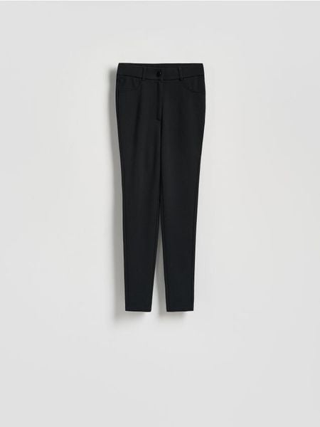 Legginsy z wiskozą - czarny. Czarne legginsy Reserved, bez wzorów, z dzianiny. W wyprzedaży za 49,99 zł.