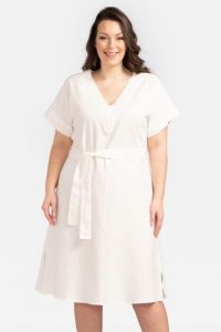 Lniana sukienka trapezowa z paskiem i rozporkami po bokach DYZMA ecru. Sukienki KARKO, do pracy, na lato, l, bez wzorów, ze lnu, biznesowe, bez kołnierzyka, plus size, bez ramiączek, mini, kopertowe. Za 399,50 zł.