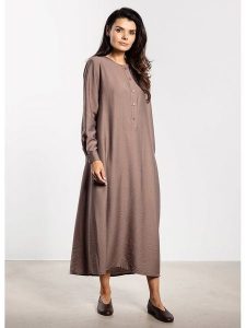 Awama Sukienka w kolorze szarobrązowym rozmiar: L. Brązowe sukienki Awama, l, bez wzorów, z tkaniny, bez kołnierzyka, bez ramiączek, maxi. Za 164,99 zł.