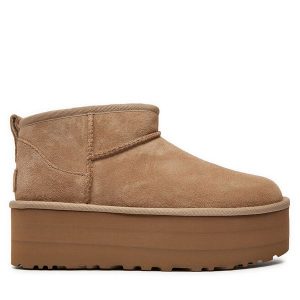 Śniegowce Ugg. Brązowe buty zimowe Ugg, bez obcasa, bez zapięcia. Za 819,99 zł.