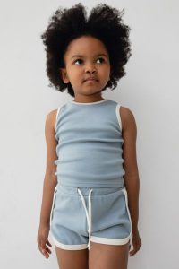 MINI spodenki z beżowym obszyciem w kolorze SKY BLUE - DALTON-80-86 (12-18). Niebieskie szorty Marsala, bez wzorów, z bawełny. W wyprzedaży za 24,98 zł.