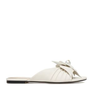 Klapki GINO ROSSI. Białe klapki Gino Rossi, bez wzorów, bez obcasa. Za 349,99 zł.