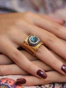 L'Atelier de Gaia Pozłacany pierścionek z labradorytem rozmiar: onesize. Czarne pierścionki L'Atelier de Gaia, z labradorytem, pozłacane. Za 79,45 zł.