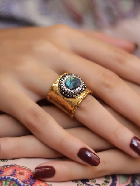 L'Atelier de Gaia Pozłacany pierścionek z labradorytem rozmiar: onesize. Czarne pierścionki L'Atelier de Gaia, z labradorytem, pozłacane. Za 122,09 zł.