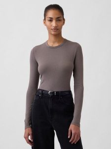 GAP Koszulka w kolorze szarobrązowym rozmiar: XXS. Szare bluzki GAP, xxs, bez wzorów, z bawełny, bez kołnierzyka, bez ramiączek. Za 56,66 zł.