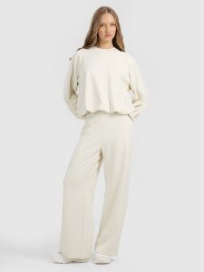 4F Spodnie dresowe z szerokimi nogawkami z modalem damskie - beżowe XL. Brązowe spodnie dresowe 4f, xl, bez wzorów, z dresówki. Za 189,99 zł.