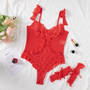 Komplet bielizny z haftem na specjalne okazje Yda. Czerwone body i gorsety Intica, bez wzorów, z materiału. Za 139,00 zł.