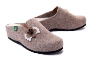 DR. BRINKMANN 330036-08 beige, kapcie damskie. Brązowe kapcie Dr. Brinkmann, bez wzorów. Za 249,90 zł.