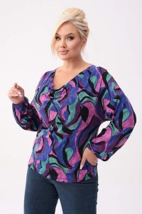 Bluzka Camila z dekoltem typu woda - styl i komfort w jednym PLUS SIZE XXL OVERSIZE. Bluzki Nasi partnerzy, l, bez wzorów, z jeansu, biznesowe, bez kołnierzyka, plus size, bez ramiączek. W wyprzedaży za 139,90 zł.