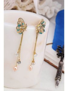 Pierres delicates Kolczyki w kolorze jasnoróżowo-turkusowym z perłami rozmiar: onesize. Różowe kolczyki Pierres delicates, z perłą, z mosiądzu. Za 87,40 zł.