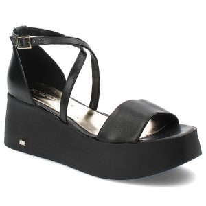 Czarne Sandały Karino Eleganckie Obuwie Damskie. Czarne sandały Karino, bez wzorów, ze skóry, bez obcasa, na koturnie, bez zapięcia. Za 319,00 zł.