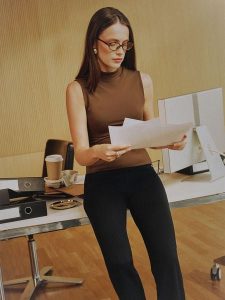 4F Top slim gładki damski - brązowy M. Brązowe topy 4f, m, bez wzorów, z dzianiny, klasyczne, bez kołnierzyka, bez ramiączek. Za 69,99 zł.