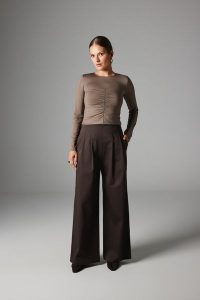 SPODNIE DAKOTA CZEKOLADOWE S - Flawless. Brązowe spodnie z wysokim stanem Flawless, bez wzorów, z bawełny, z podwyższonym stanem, długie. Za 474,00 zł.