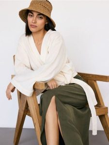 Koszula kimono z bawełnianego muślinu - złamana biel. Koszule Reserved, l, bez wzorów, z bawełny, bez kołnierzyka, bez ramiączek. W wyprzedaży za 89,99 zł.