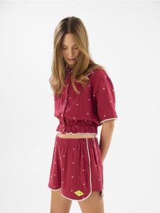 Bawełniana koszula z haftem - czerwony. Czerwone koszule Reserved, l, bez wzorów, z bawełny, bez kołnierzyka, bez ramiączek. Za 199,99 zł.