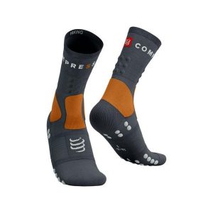 Skarpety trekkingowe Compressport Hiking Socks. Brązowe skarpetki Compressport, bez wzorów. Za 68,99 zł.