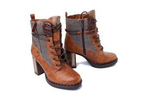 MUSTANG 1336-510-307 cognac, botki damskie. Brązowe botki Mustang, na zimę, bez wzorów, z polaru, bez obcasa, na obcasie, bez zapięcia. Za 329,90 zł.