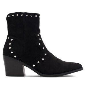 Trzewiki DeeZee. Czarne botki DeeZee, bez wzorów, bez obcasa, na płaskiej podeszwie, bez zapięcia. Za 199,99 zł.