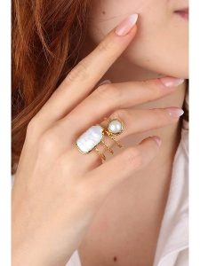 Pierres delicates Pozłacany pierścionek z masą perłową rozmiar: onesize. Białe pierścionki Pierres delicates, z perłą, pozłacane. Za 78,47 zł.