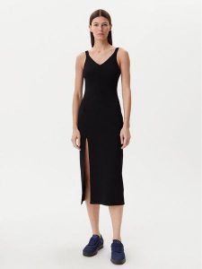 Lacoste Sukienka dzianinowa EF9270 Czarny Slim Fit. Czarne kombinezony Lacoste, bez wzorów, z dzianiny, bez kołnierzyka, bez ramiączek. Za 499,99 zł.