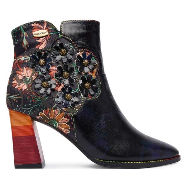 Botki Laura Vita. Czarne botki LAURA VITA, bez wzorów, bez obcasa, na słupku, bez zapięcia. Za 439,99 zł.