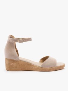 Piaskowe sandały na koturnie. Brązowe sandały Ryłko, bez wzorów, ze skóry, z okrągłym noskiem, bez obcasa, na koturnie, bez zapięcia. Za 399,99 zł.