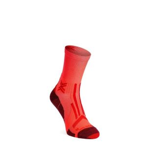 Skarpety do biegania X-Socks Trailrun Perform Crew. Czerwone skarpetki X-Socks, bez wzorów. Za 95,99 zł.