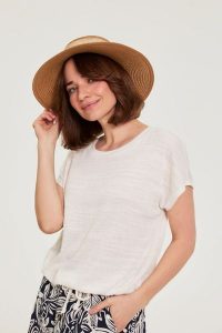 Kapelusz z kokardą beżowy. Brązowe kapelusze MOODO, bez wzorów. Za 59,99 zł.